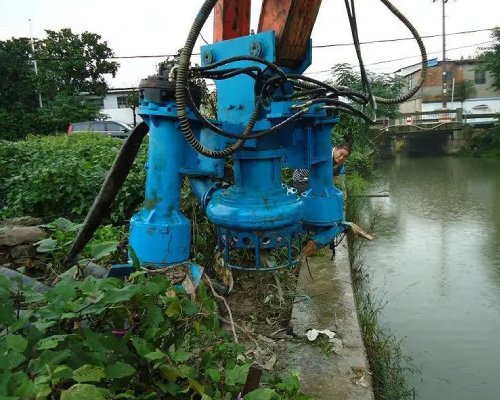 Clean river sludge by slurry pumps